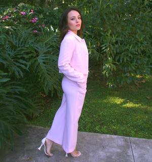 Larissa Manoela feet photo thumbnail