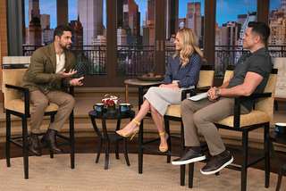 Kelly Ripa feet photo thumbnail