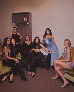 Khloé Kardashian feet photo thumbnail