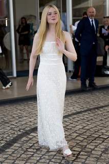 Elle Fanning feet photo thumbnail