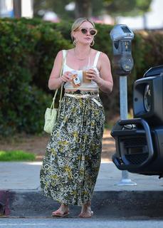 Hilary Duff feet photo thumbnail