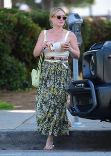 Hilary Duff feet photo thumbnail