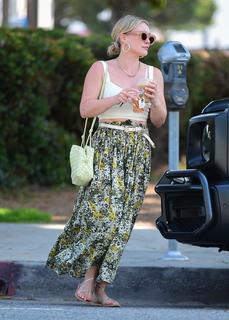 Hilary Duff feet photo thumbnail
