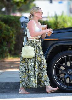 Hilary Duff feet photo thumbnail