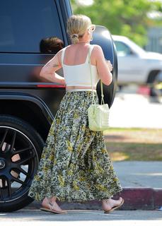 Hilary Duff feet photo thumbnail