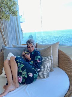 Halle Berry feet photo thumbnail