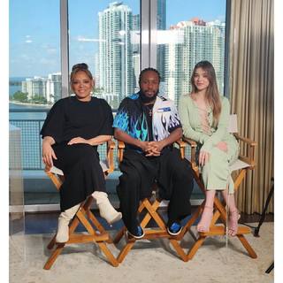 Hailee Steinfeld feet photo thumbnail