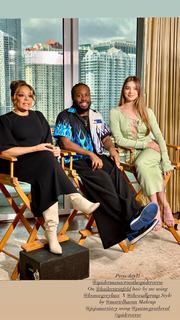 Hailee Steinfeld feet photo thumbnail
