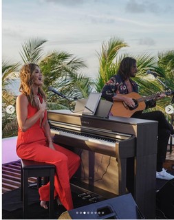 Delta Goodrem feet photo thumbnail