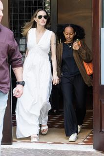 Angelina Jolie feet photo thumbnail