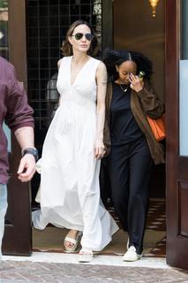 Angelina Jolie feet photo thumbnail
