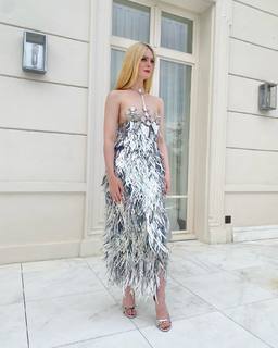 Elle Fanning feet photo thumbnail