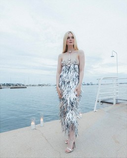 Elle Fanning feet photo thumbnail