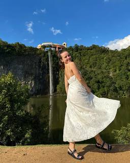 Larissa Manoela feet photo thumbnail