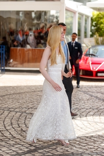 Elle Fanning feet photo thumbnail