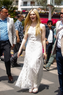 Elle Fanning feet photo thumbnail