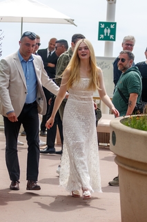 Elle Fanning feet photo thumbnail