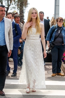 Elle Fanning feet photo thumbnail