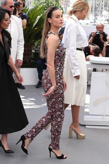 Brie Larson feet photo thumbnail