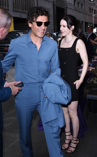 Rachel Brosnahan feet photo thumbnail