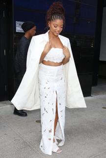Halle Bailey feet photo thumbnail