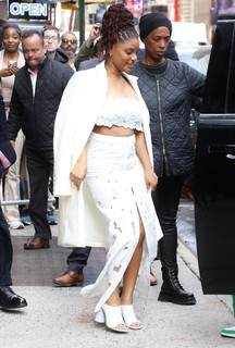 Halle Bailey feet photo thumbnail
