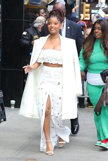 Halle Bailey feet photo thumbnail