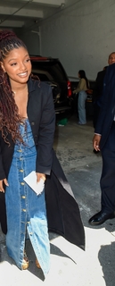 Halle Bailey feet photo thumbnail