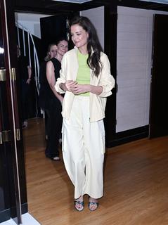 Katie Holmes feet photo thumbnail