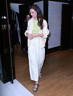 Katie Holmes feet photo thumbnail