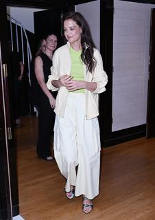 Katie Holmes feet photo thumbnail