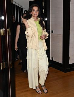 Katie Holmes feet photo thumbnail