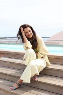 Katie Holmes feet photo thumbnail