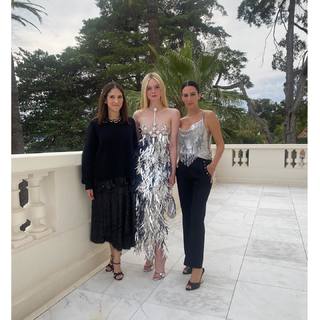 Elle Fanning feet photo thumbnail