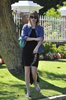 Emma Roberts feet photo thumbnail
