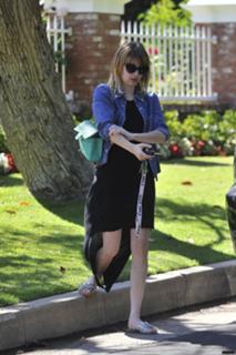 Emma Roberts feet photo thumbnail