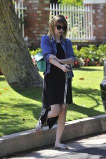 Emma Roberts feet photo thumbnail