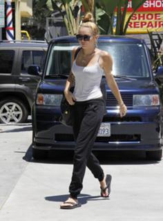 Miley Cyrus feet photo thumbnail