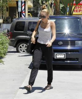 Miley Cyrus feet photo thumbnail