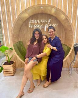 Raveena Tandon feet photo thumbnail