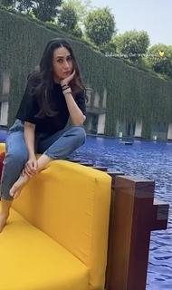 Karisma Kapoor feet photo thumbnail