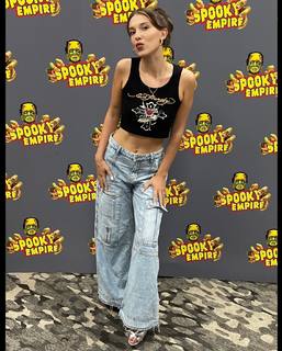 Millie Bobby Brown feet photo thumbnail