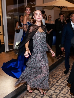 Brie Larson feet photo thumbnail