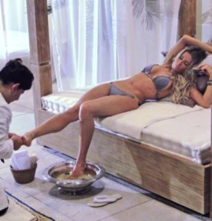 Deborah Secco feet photo thumbnail