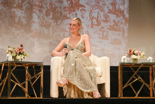 Elle Fanning feet photo thumbnail