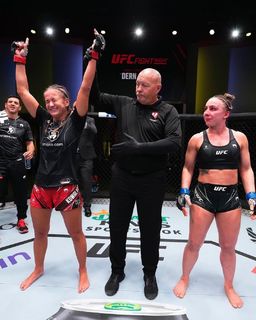 Karolina Kowalkiewicz feet photo thumbnail
