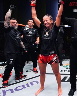 Karolina Kowalkiewicz feet photo thumbnail