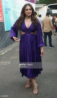 Huma Qureshi feet photo thumbnail