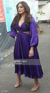 Huma Qureshi feet photo thumbnail