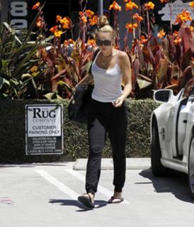 Miley Cyrus feet photo thumbnail